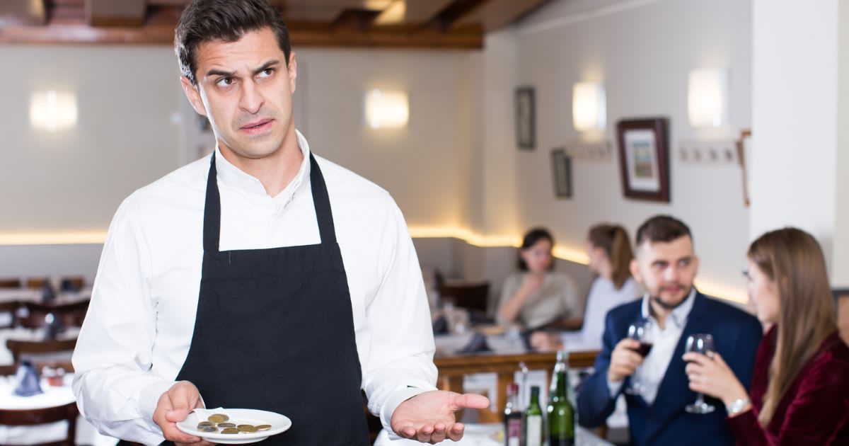 Diner staggered after server turns down $25 tip: 'He placed it back on the table'