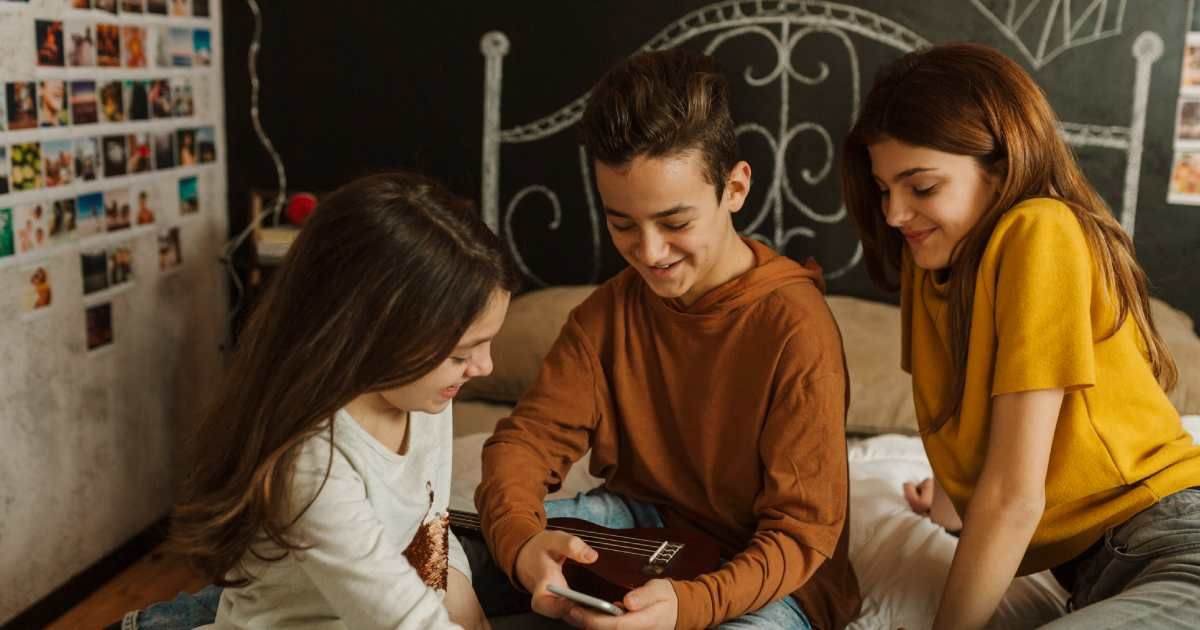 Gay teen asks friend's mom to attend girls-only sleepover. She handled it perfectly