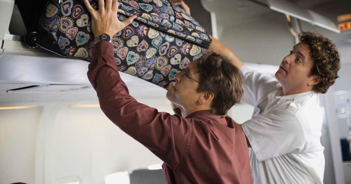 Man tactfully deals with entitled co-passenger who unapologetically claims his overhead bin on plane