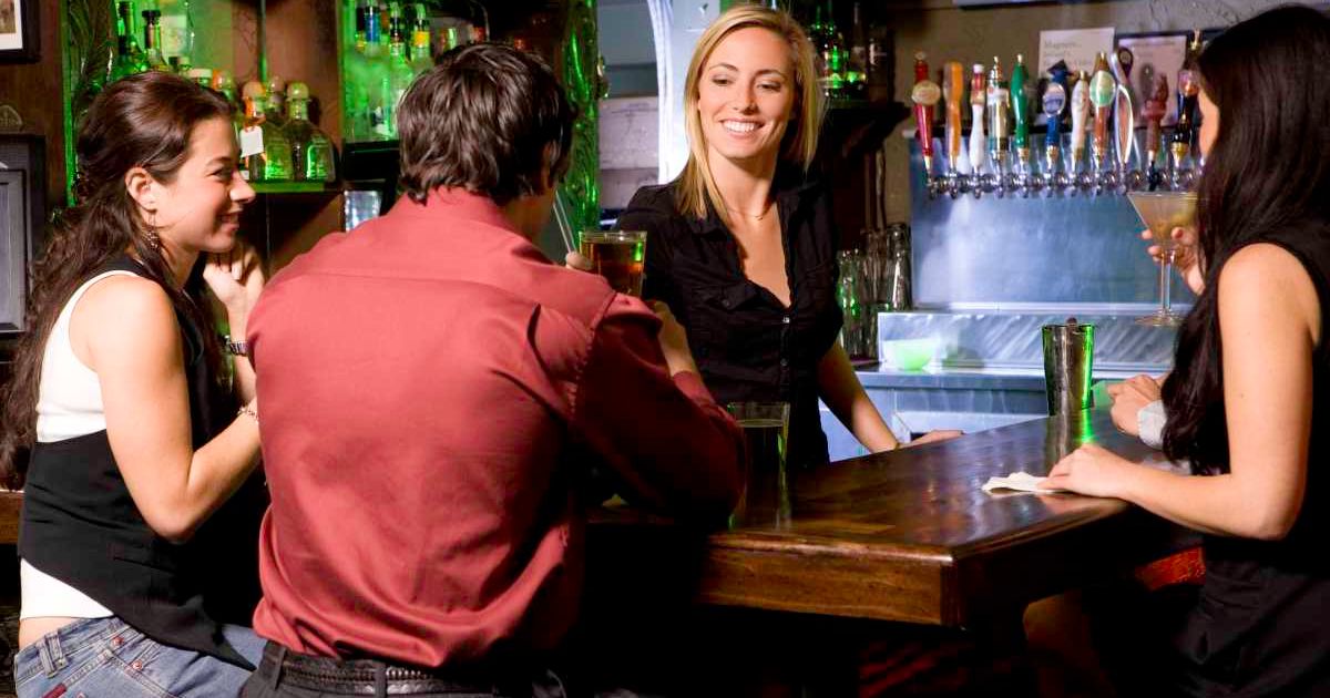 Bartender noticed two women being harassed — so she passed a quiet note that said far more than words