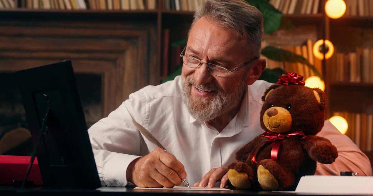 Before passing, this professor wrote postcards to 100 favorite people — they arrived after his death