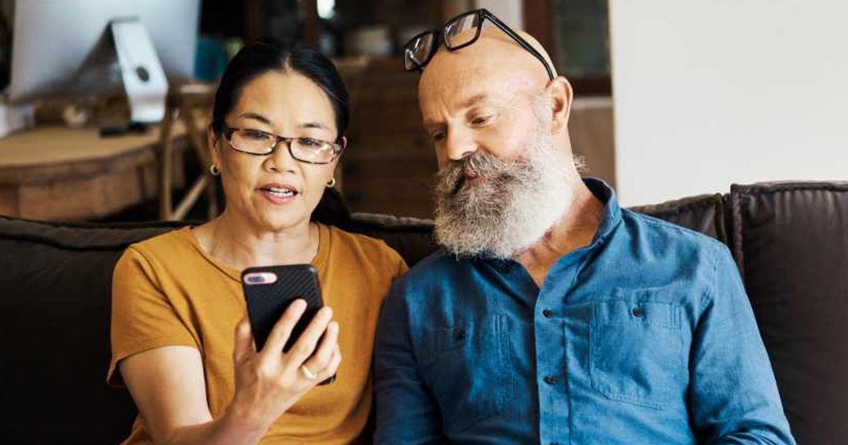 Couple use AI translator to overcome their language barrier. When it fails, they start playing 'charades'