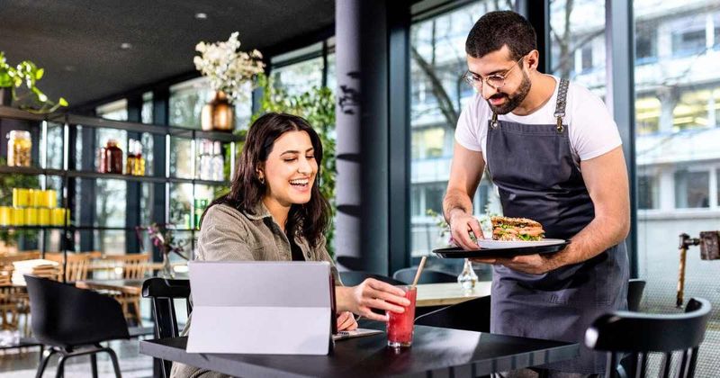 Her date said he was going to the bathroom and then vanished. What Olive Garden staff did next made her day