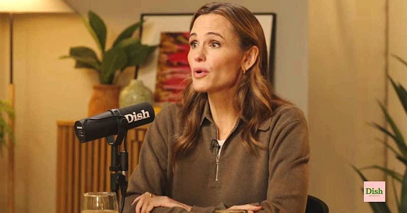 Jennifer Garner says attractive diners get priority seating — and Michelin-star chef confirms it's true