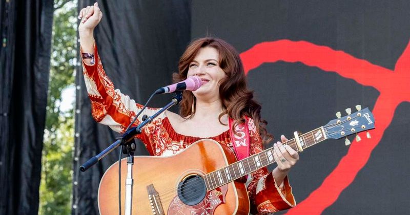 Singer Willow Avalon stops mid-concert to help man surprise his girlfriend with the ultimate 'proposal'