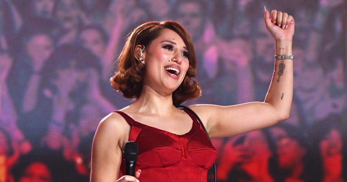 Singer Raye installs a ‘heartbreak plaque’ outside her ex’s favorite pub — and the internet can't get over this petty win