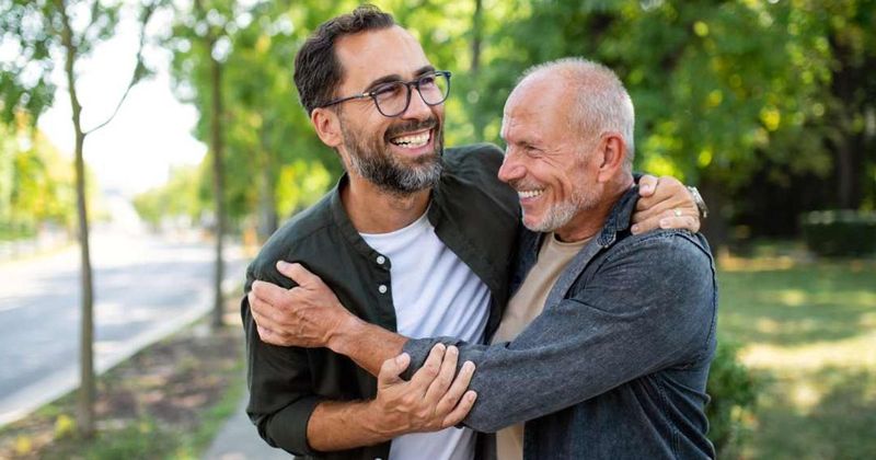 Millennial man plays 'Going 90s' game with friends when he steps out — and the internet is obsessed