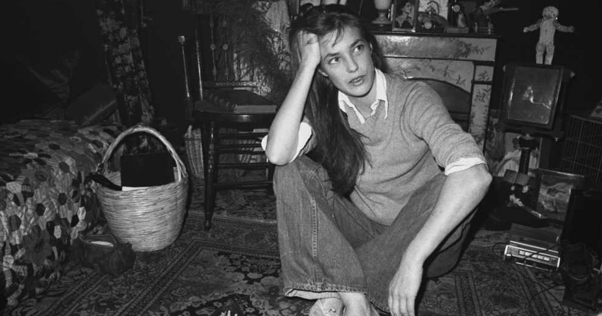 Young mom vented about her bag mid-flight — only for her co-passenger to frame a legendary invention in her name