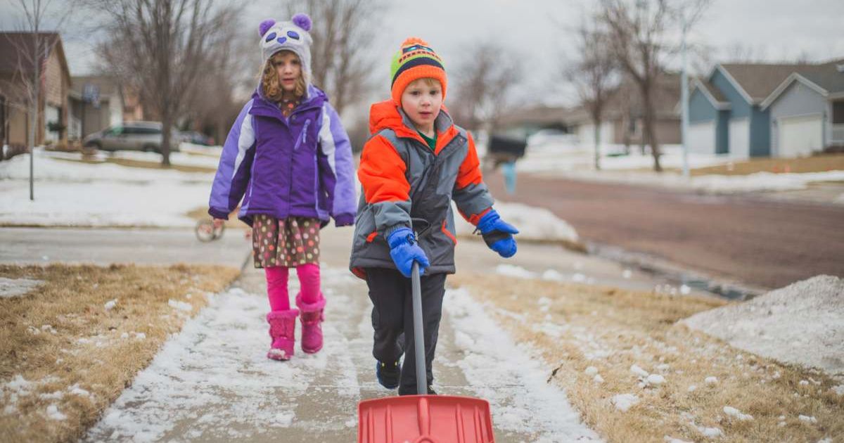Neighbor rewards two kids $20 for shoveling snow. Their opposite reactions show what being a woman feels like