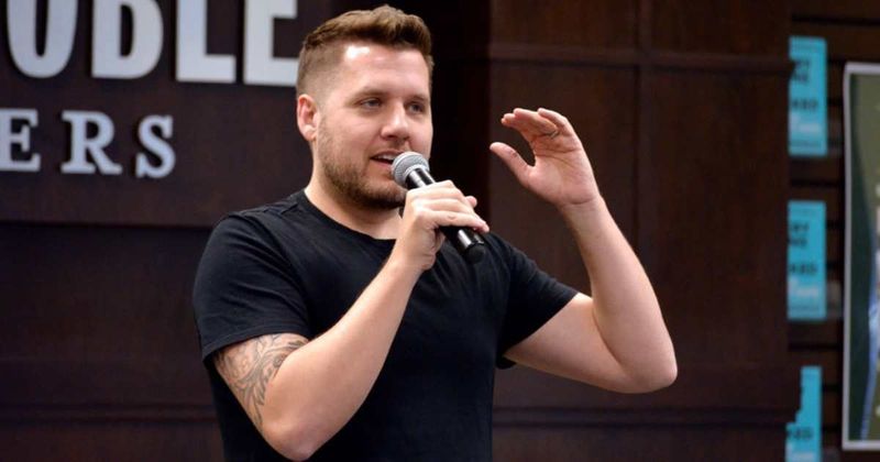 Author shares ‘10 years’ worth of therapy in a minute — the advice hits the nail on the head