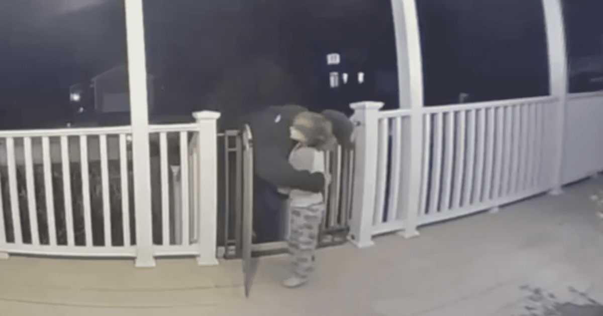 Toddler instinctively hugs pizza guy out of the blue. Mom later learns he had just lost his daughter