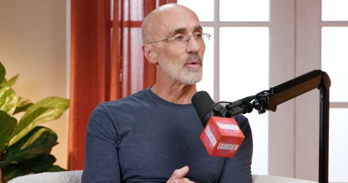 Are you obsessed with taking pictures on vacation? Happiness expert say it could reduce your joy by 16%