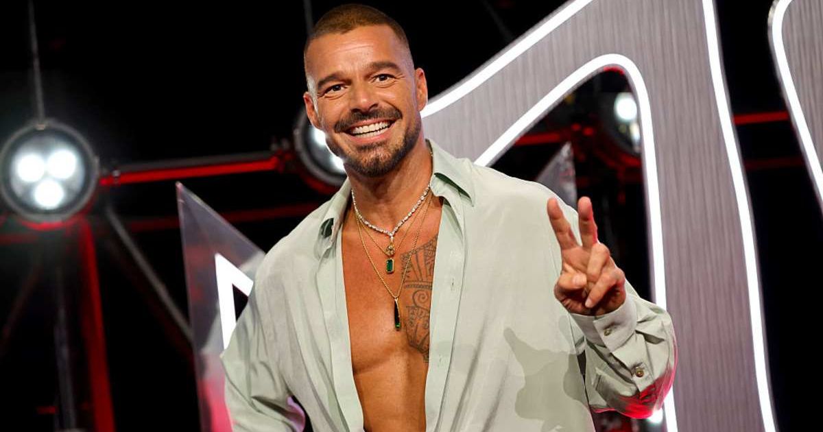 At a Miami café, Ricky Martin spotted his name already written on the wall — and discovered a surprise waiting for him