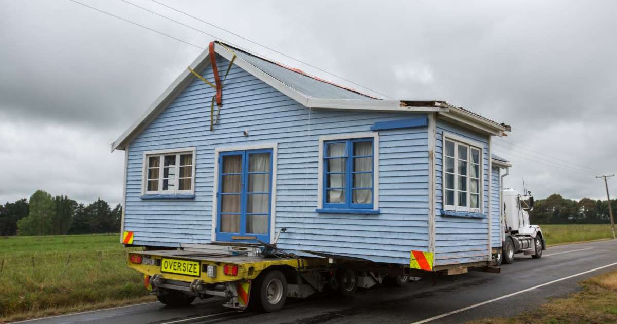 North Carolina resident films entire beachfront house being 'moved' across the highway on a truck
