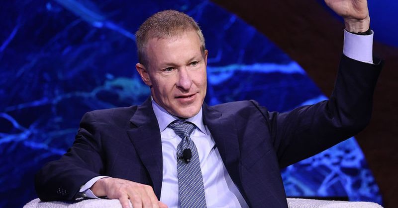 Why United Airlines’ CEO hires people only if they can go on a 4-day vacation with his pilots