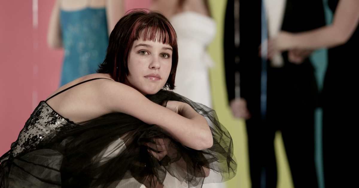 Left out of prom photos by ‘friends,’ she got an unexpected surprise from a professional photographer