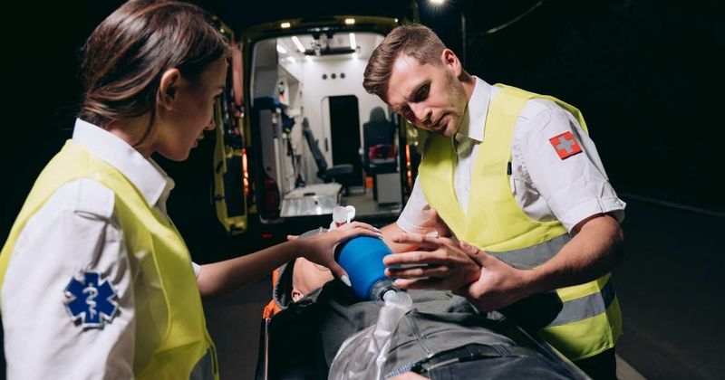 Doctor couple rescued a patient 30,000 feet up in the air. One detail in the thank-you note sent the girlfriend into a fit