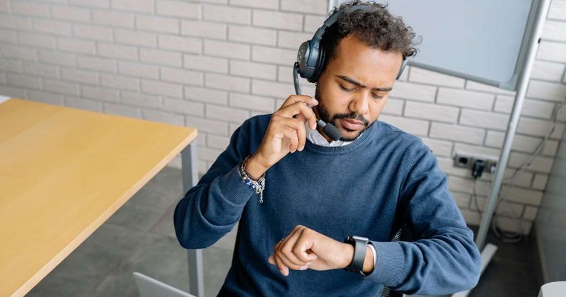Manager demanded staff be 'available or on a call' until one second past shift end — so employee hung up mid-call at exactly 4:01 pm and went home