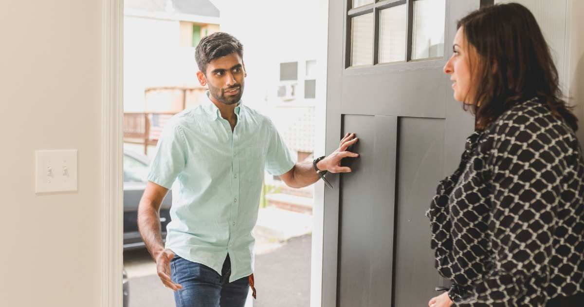 Sister spent months lying to boyfriend about owning a house to impress him — when he showed up to move in at 7 am, the real owner answered the door
