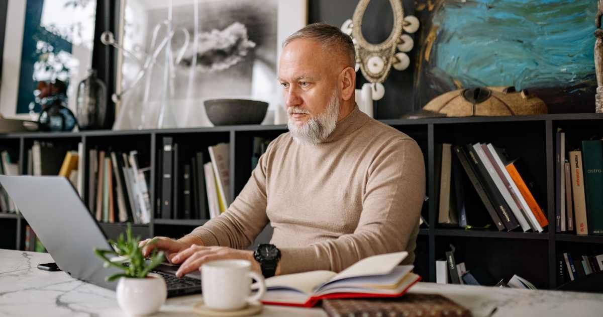 HR rejected a designer's résumé over one typo after 20 years of experience. He replied with an old awards-night photo that left them stuttering