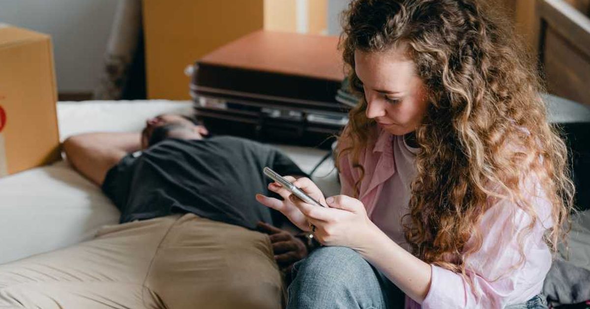 He skipped birthing class for ‘work,’ but a hotel booking on his phone made his wife suspicious. Her cunning door trick caught him red-handed
