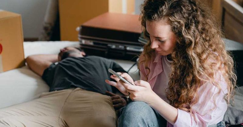 He skipped birthing class for ‘work,’ but a hotel booking on his phone made his wife suspicious. Her cunning door trick caught him red-handed