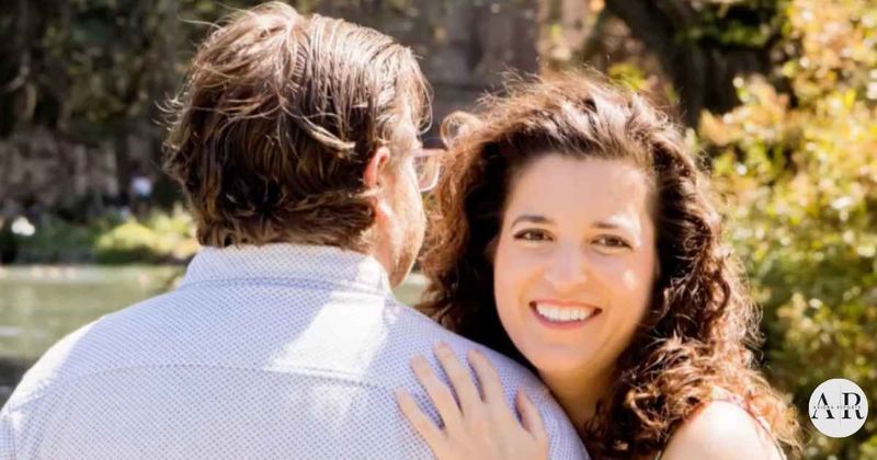4,000 men applied after she put up billboard ads to find love. She chose the one who didn't apply