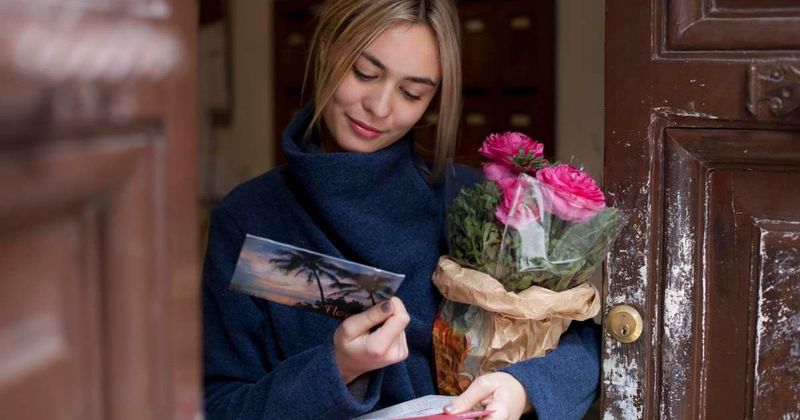 Her ex showed up with tulips and $5,000 to apologize for the car his new girlfriend had smashed — her current boyfriend answered the door