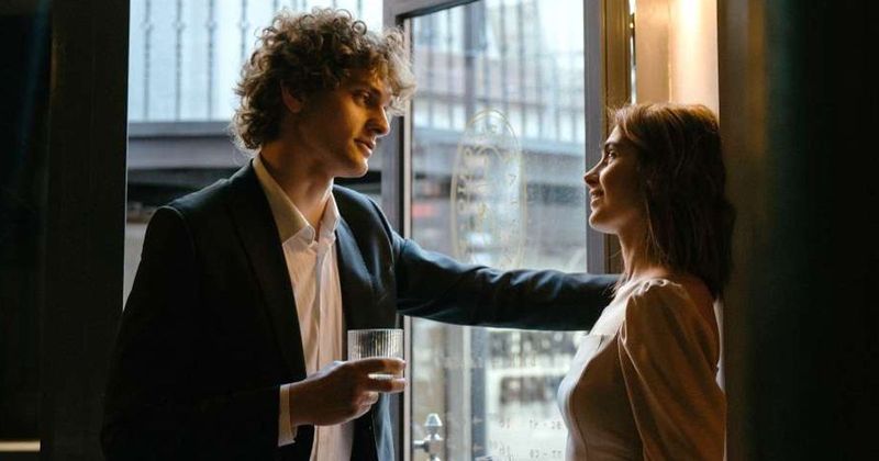 Woman hit it off with 'perfect stranger' who approached her at the bar — until random woman tapped her shoulder and asked one question