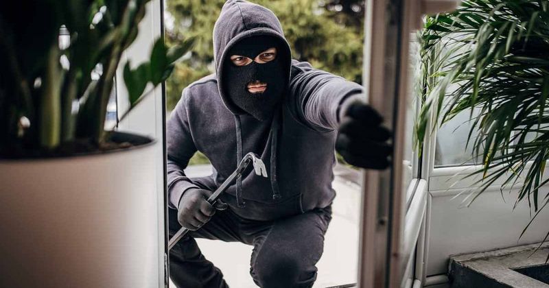 Thief returns couple's Xbox along with $50 for breaking their window. His apology note revealed why he couldn't go through with it