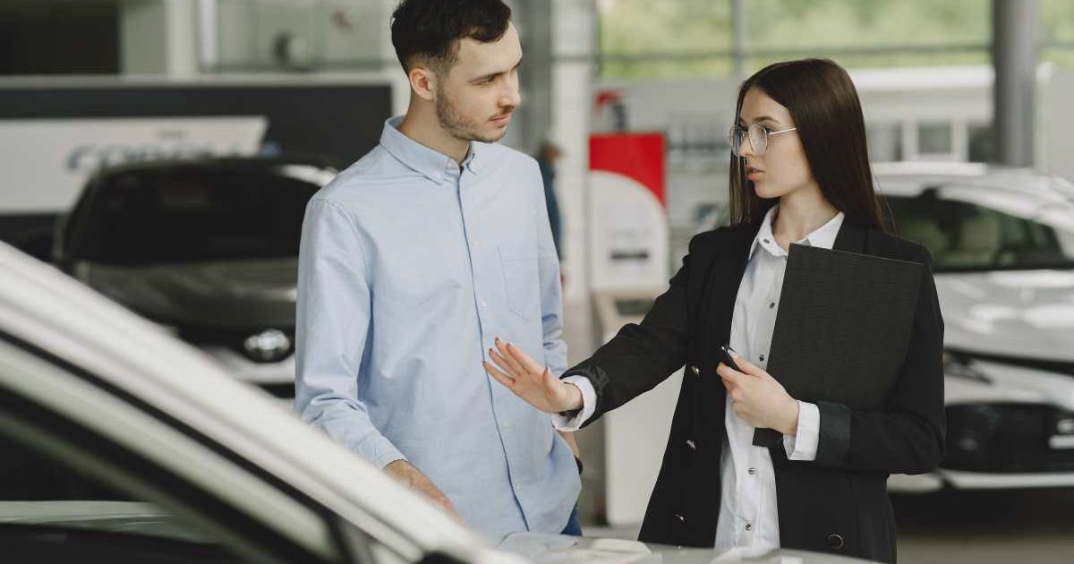 'Rich' customer bragged about owning 9 houses while being rude to employee. Dealer cut $2,000 off the price — but refused to sell him the car