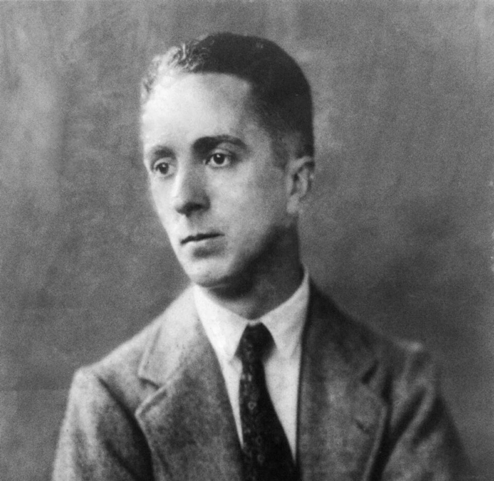 Breaking Home Ties painter Normal Rockwell (Image Source: Wikimedia | By en:Underwood & Underwood - Library of Congress)