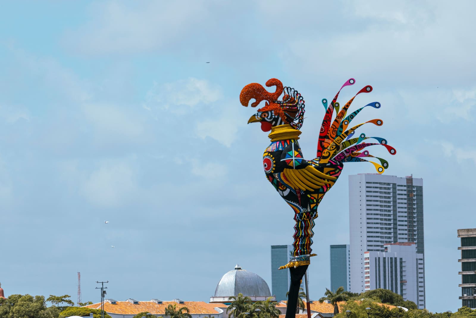 Vibrant rooster sculpture. (Representative Cover Image Source: Pexels | Photo by Thiago Japyassu)