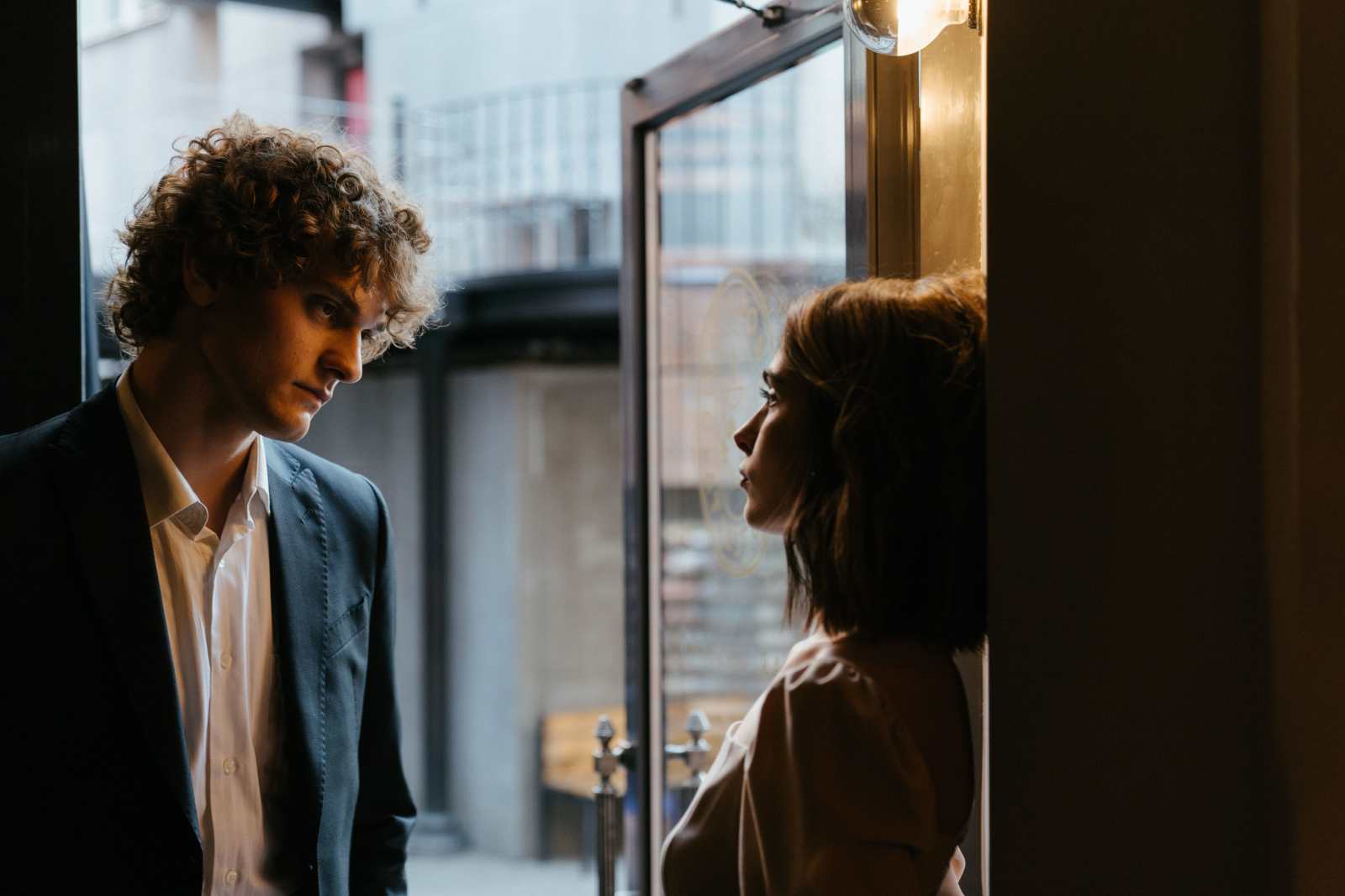 Man and woman talking in a coffee shop (Representative Image Source: Pexels | Photo by Cottonbro Studio)