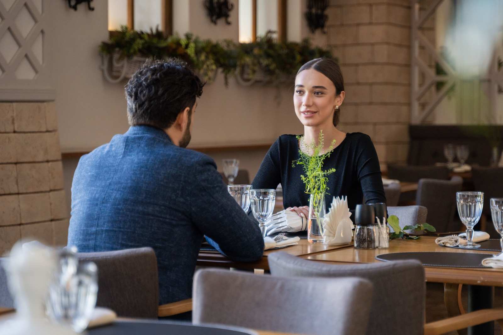 Man and woman meeting in a restaurant (Representative Image Source: Pexels | Photo by Mikhail Nilov))