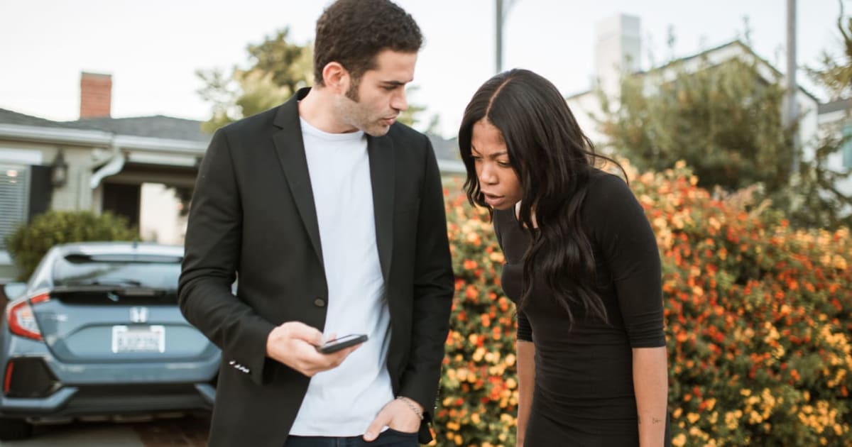 Husband asked to see his wife’s S25 before upgrading his phone — a 'love' chat directly beneath his pinned messages ended their 19-year marriage