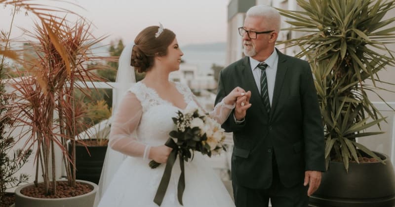 Grandpa gave the bride his late wife’s rosemary — then whispered something to it that made her hug him even tighter