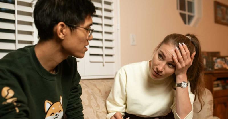 Two weeks into dating him, she got a message from his ‘girlfriend’ of 5 years. She was ready to dump him — until he pulled out his phone 