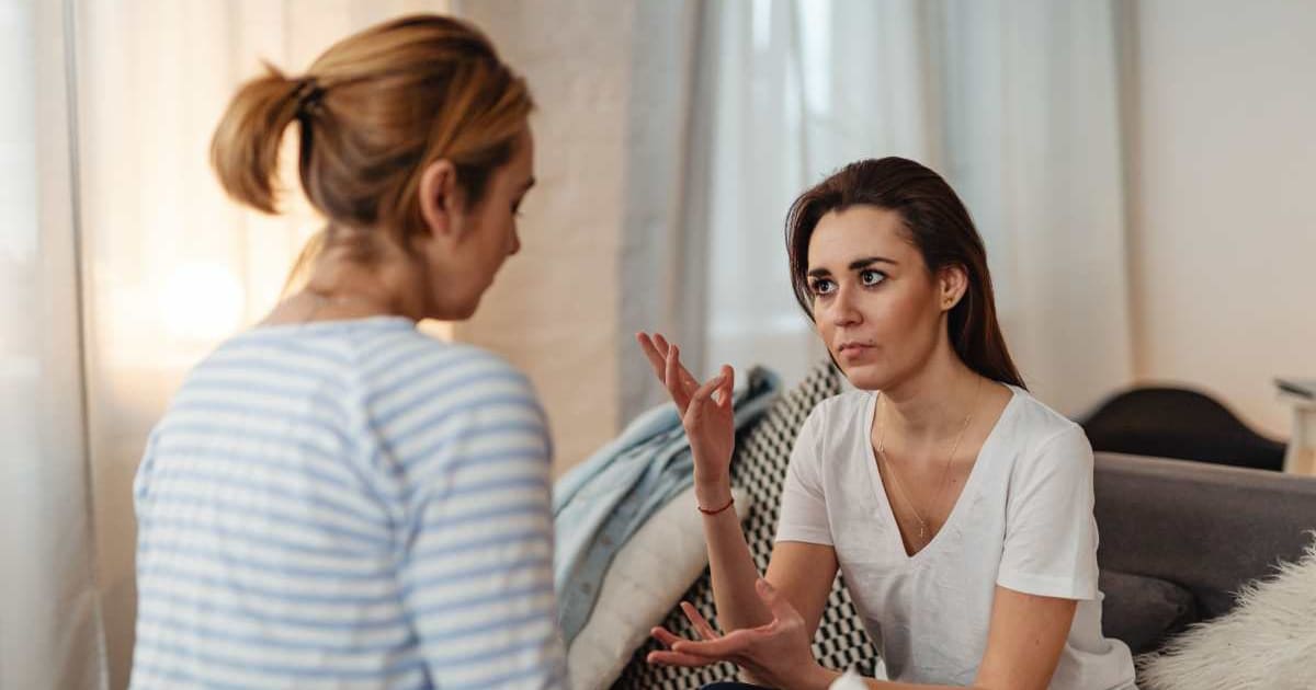 Niece accused aunt of keeping her inheritance from her. The aunt opened her phone — and showed her the messages her mom hoped she’d never see