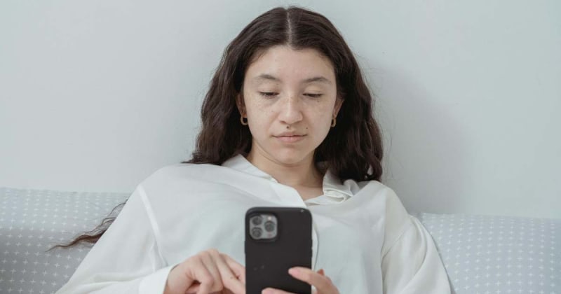 She never checked her boyfriend’s phone in 2 years — until one morning her intuition told her to. The deleted messages were still there