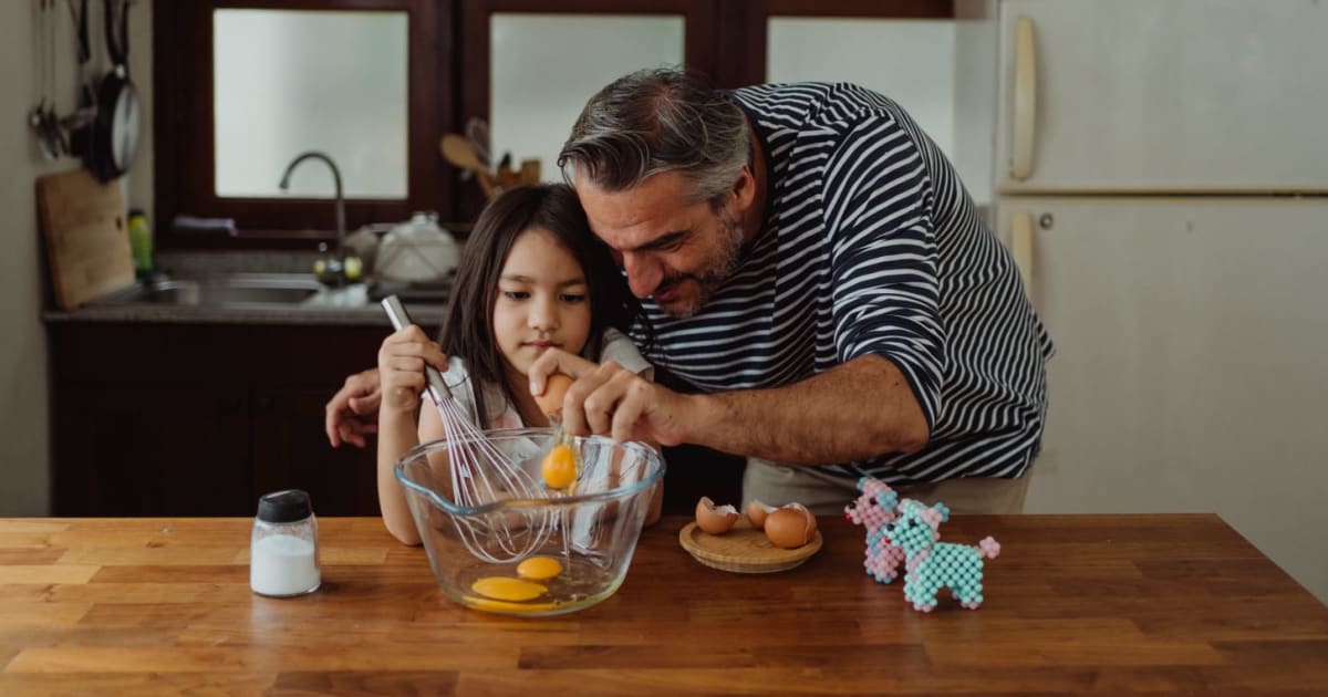 Divorced dad packed 3 days of meals for his daughter, but they kept disappearing overnight. Then he discovered who was eating them