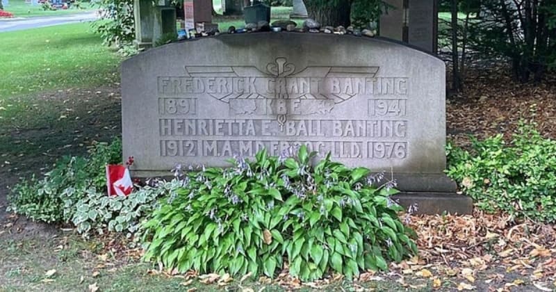 Vlogger found needles, notes and medicine vials on a grave and felt uneasy. Then they saw whose grave it was