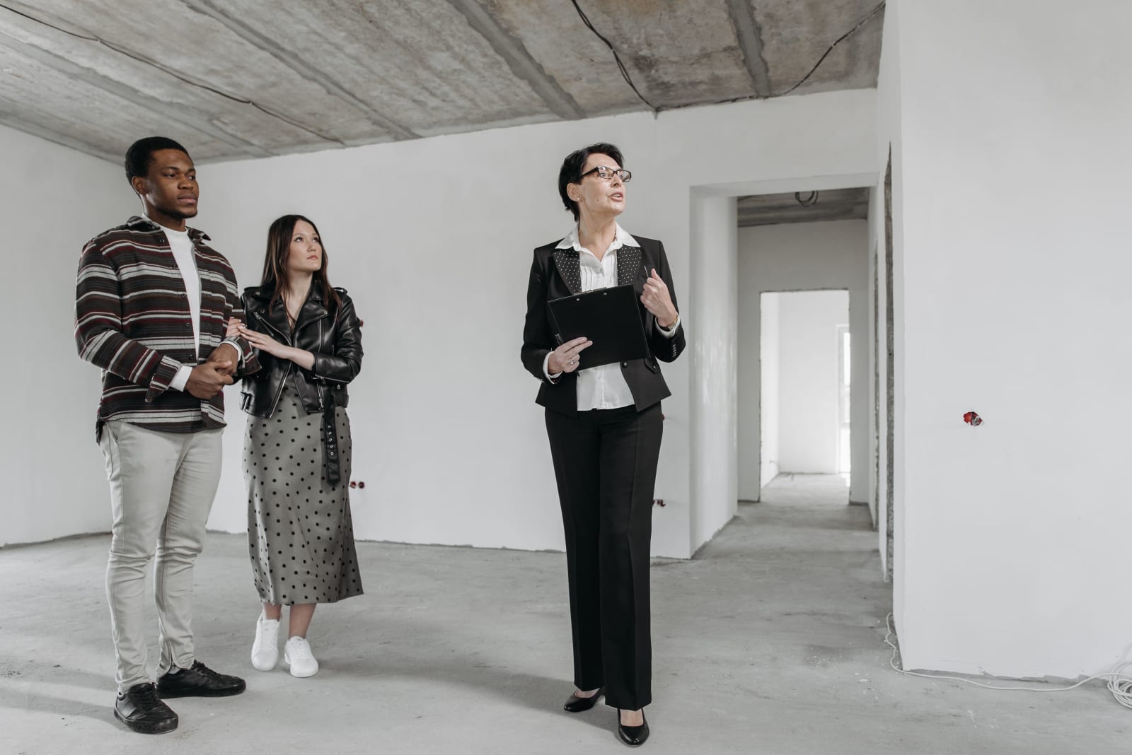 Inspector explaining something to homeowners (Representative Cover Image Source: Pexels | Photo by Pavel Danilyuk)