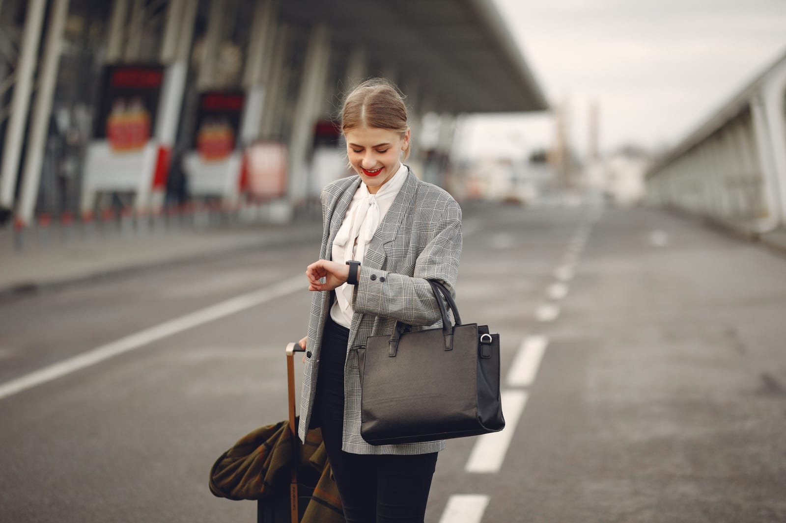 Smiling woman with luggage at the airport (Representative Image Source: Pexels | Photo by Gustavo Fring)