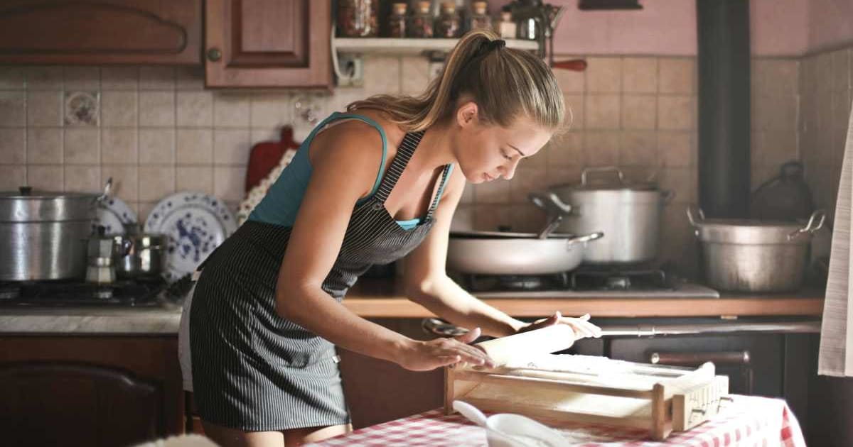 She offered a pregnant stranger free bread if her husband covered ingredients. He refused, then shamed her for 'letting a pregnant woman suffer'