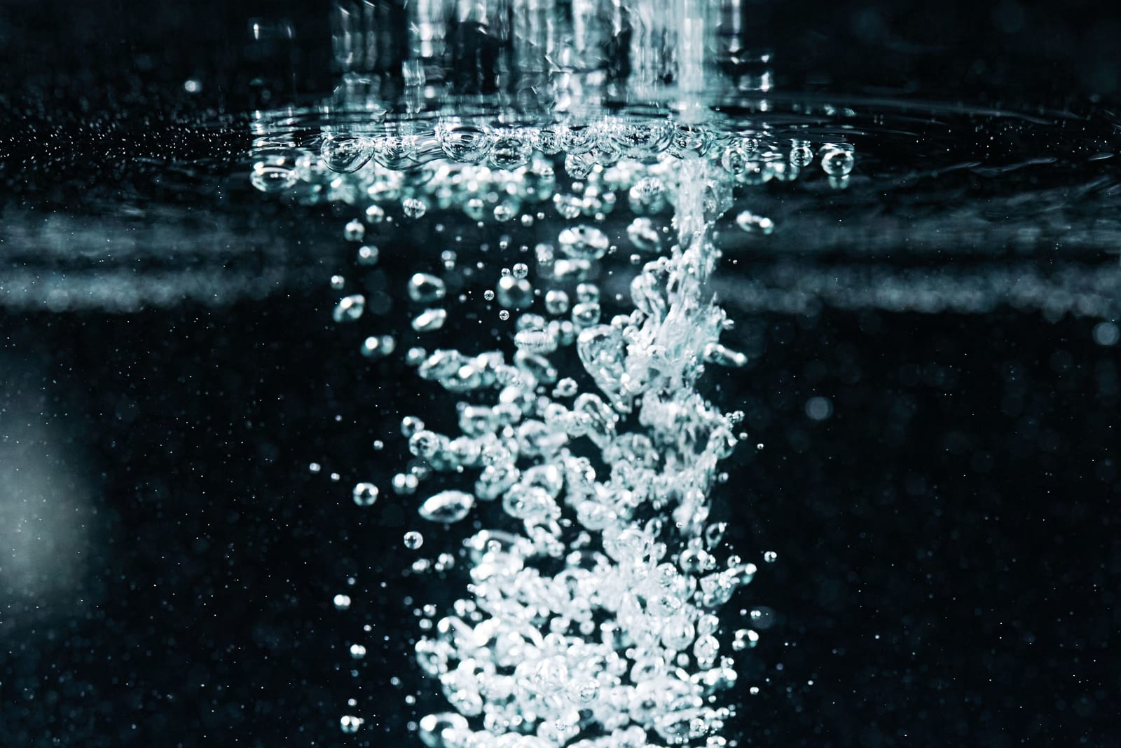 Trail of bubbles representing dissolved oxygen gas (Representative Image Source: Pexels | Photo by Cottonbro Studio)