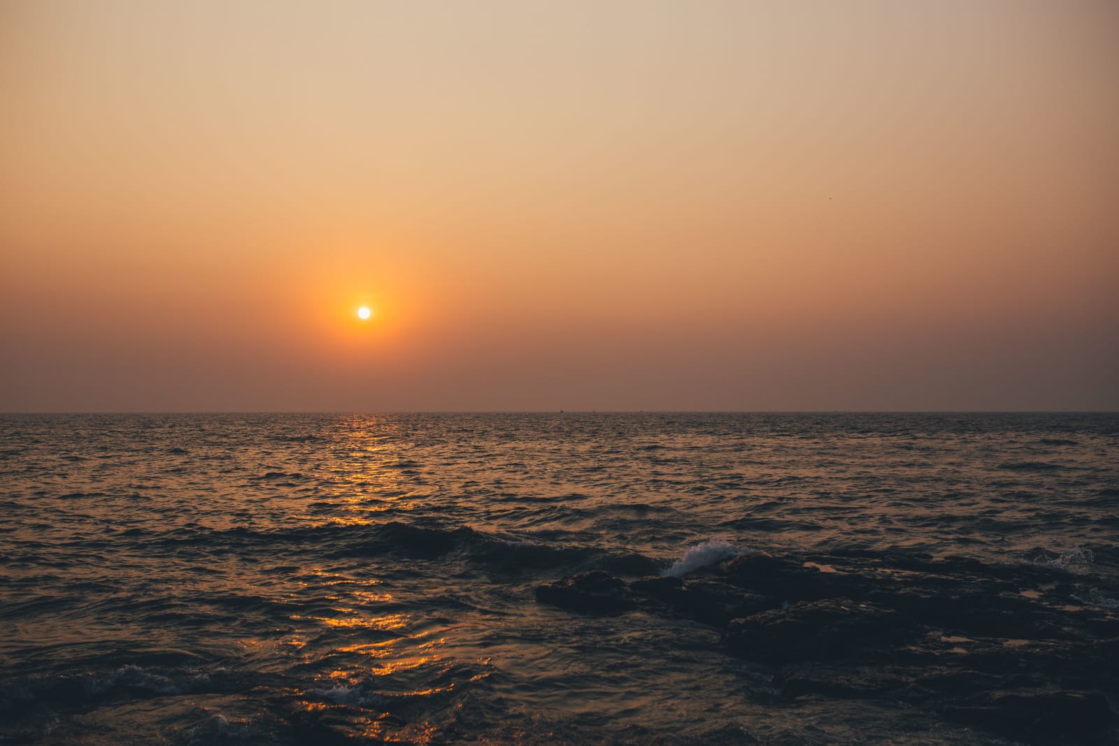 A peaceful sunset over the Arabian Sea in Mumbai, India, showcasing tranquil ocean waves and vibrant sky hues. (Representative Image Source: Pexels | Photo by Mohit Hambria)