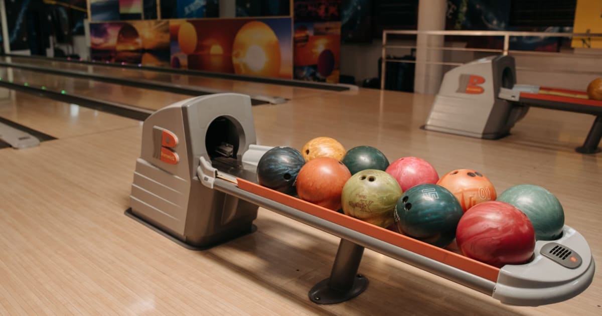 How empty bowling alleys 'signal' America's economic downturn