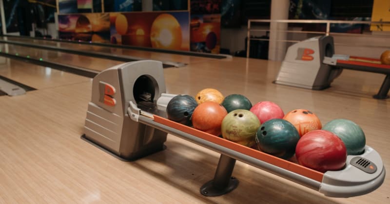 How empty bowling alleys 'signal' America's economic downturn