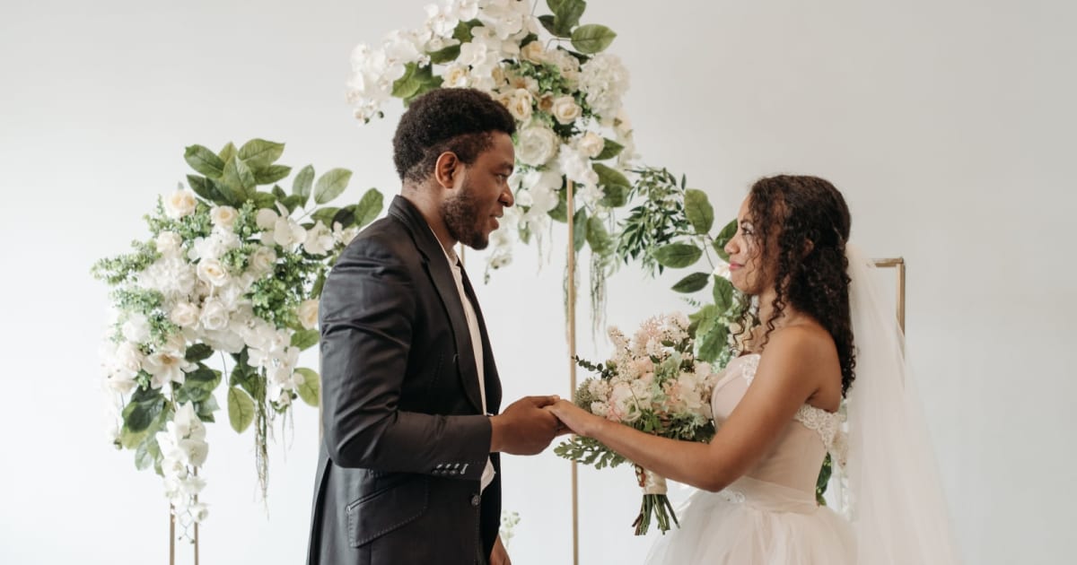 Groom called bride the wrong name at the altar. Everyone laughed — until she revealed whose name it was